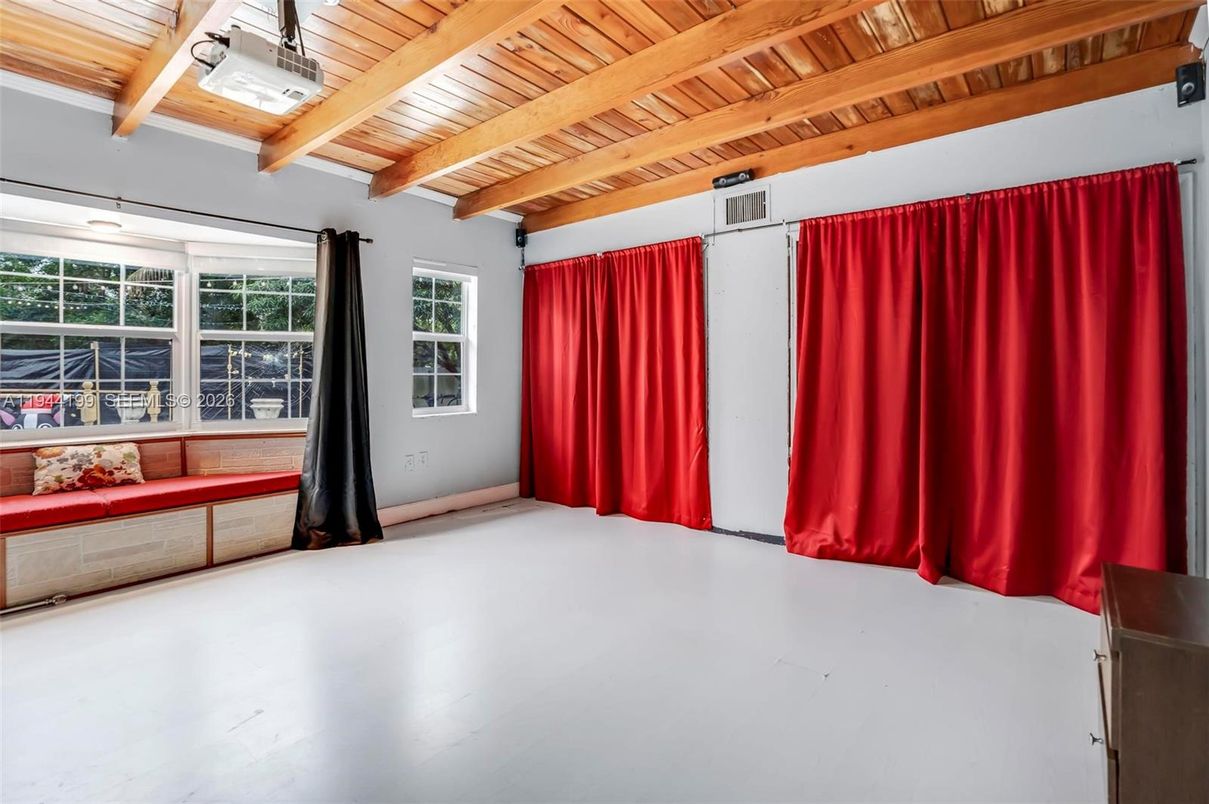 Empty room, Interior, Wooden Beams, Wooden Ceilings
