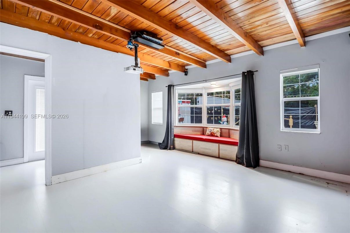 Empty room, Interior, Wooden Beams, Wooden Ceilings