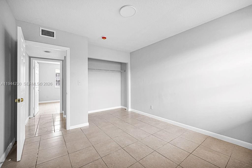 Empty room, Interior