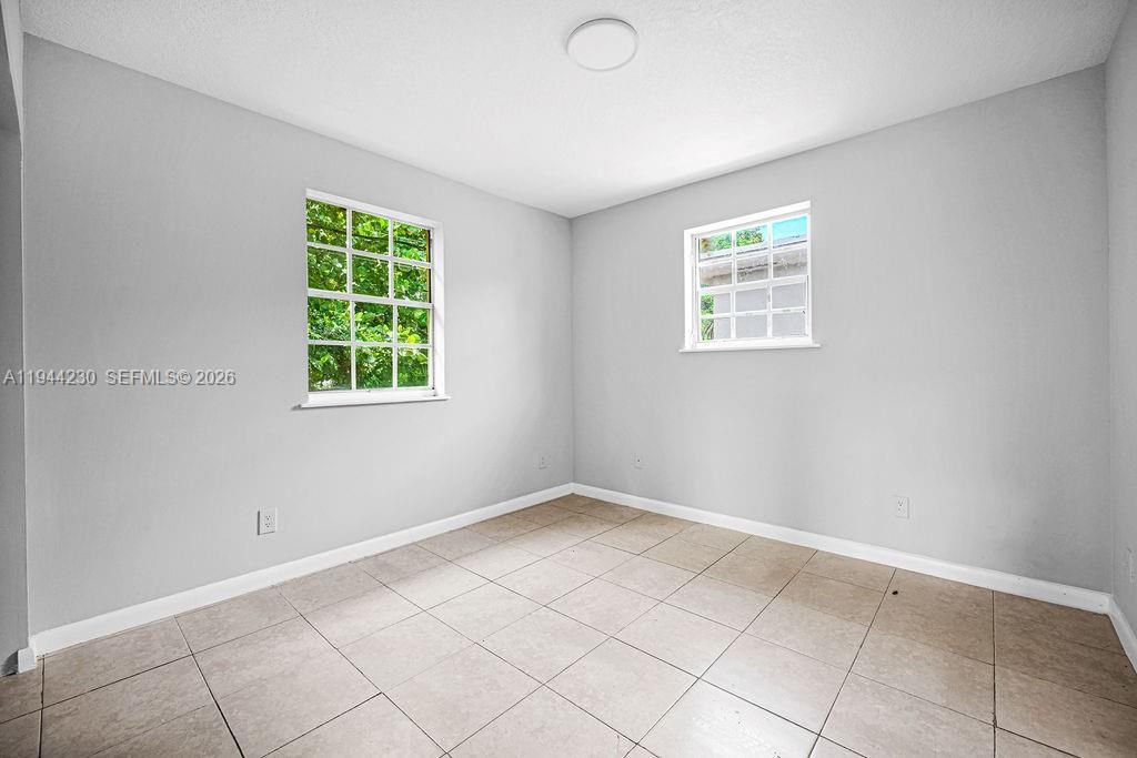 Empty room, Interior