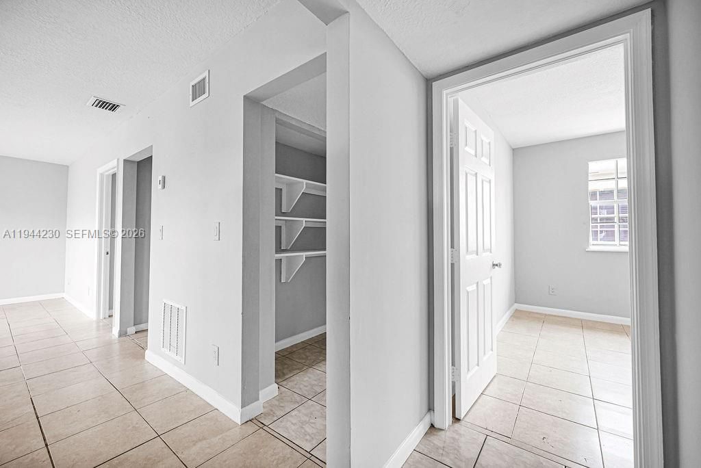 Empty room, Interior