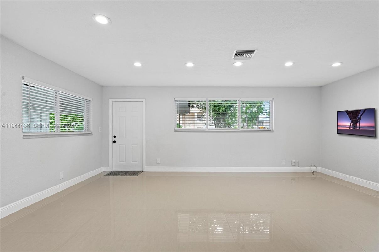 Empty room, Interior, Recessed Lighting