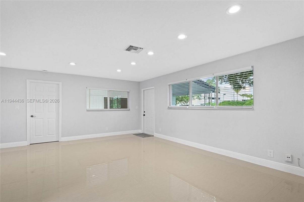 Empty room, Interior, Recessed Lighting