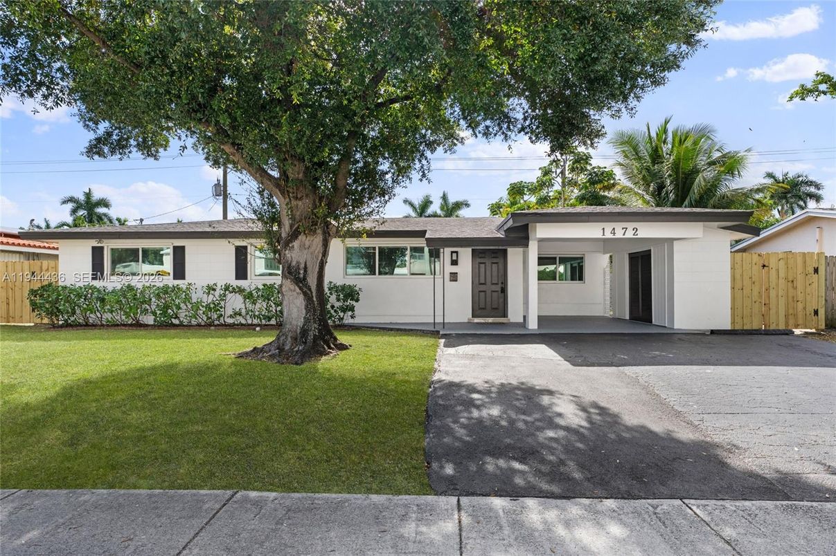 Exterior, Facade, Ranch