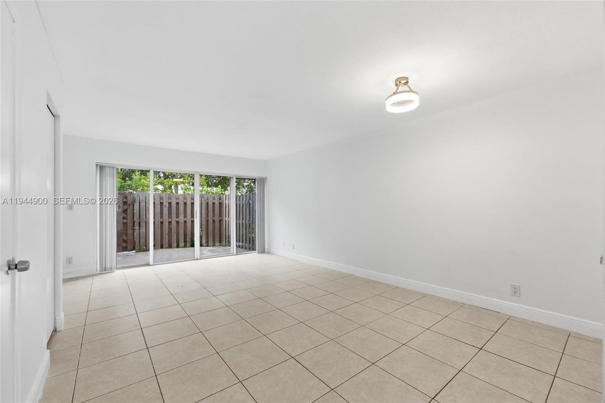 Empty room, Interior