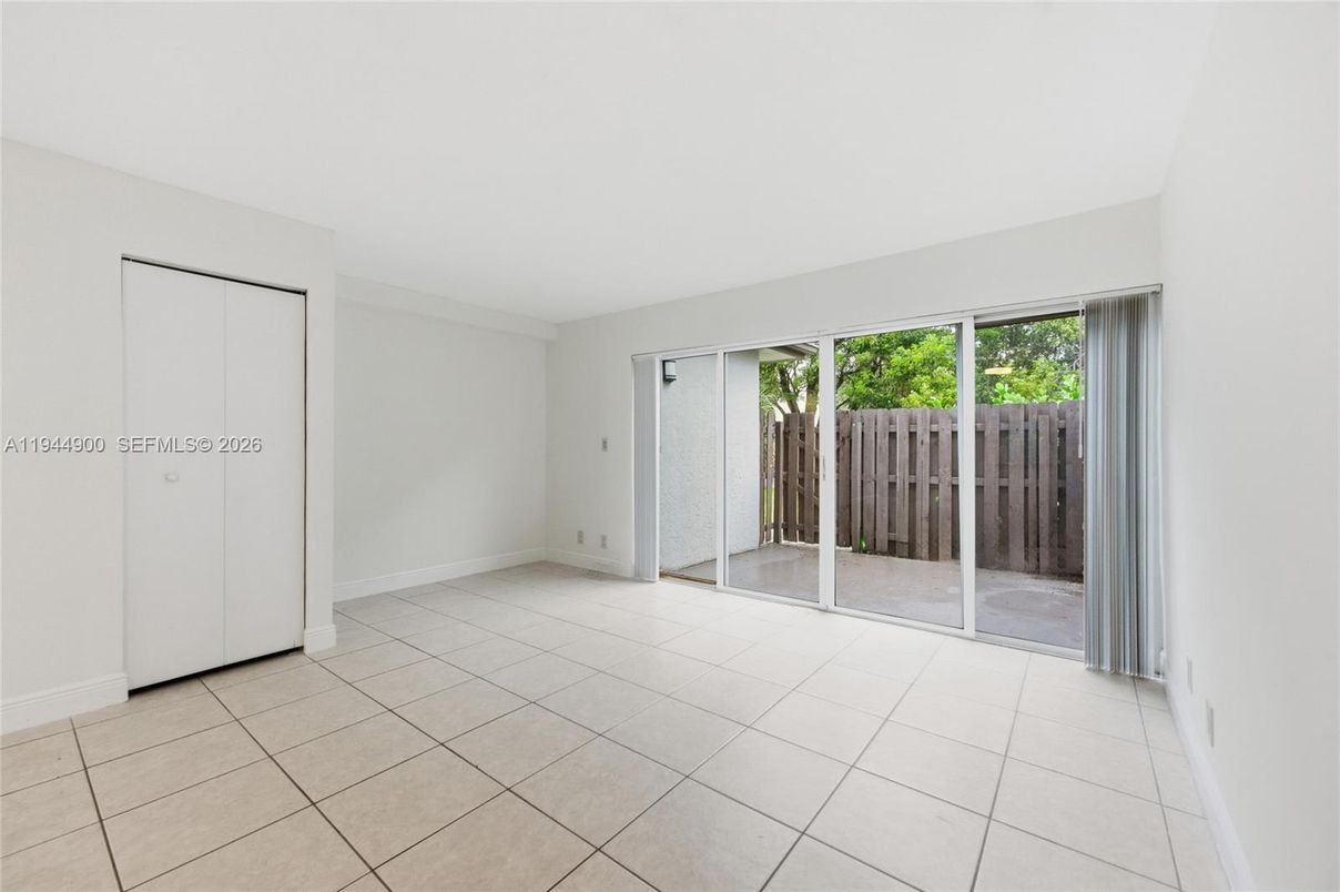 Empty room, Interior