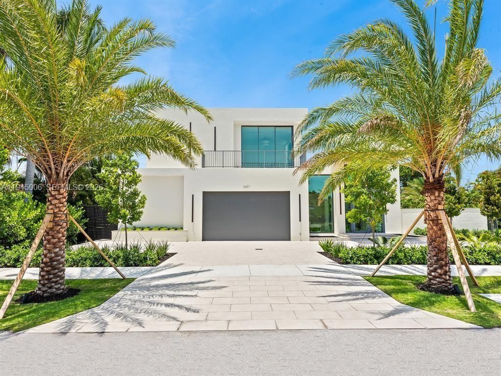 Attached, Exterior, Facade, Modern