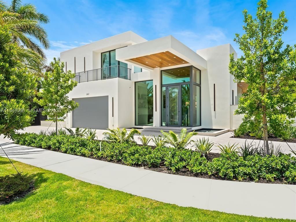 Attached, Backyard, Exterior, Facade, Modern