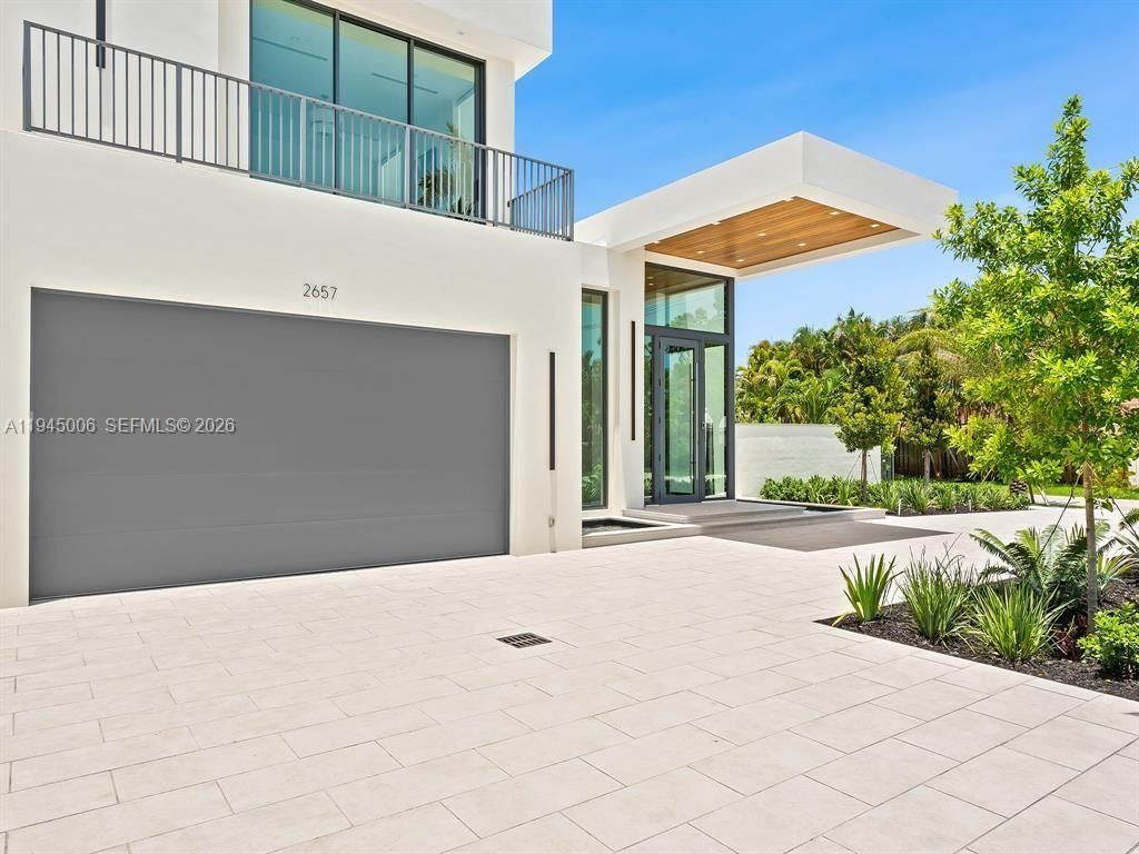 Attached, Exterior, Facade, Modern