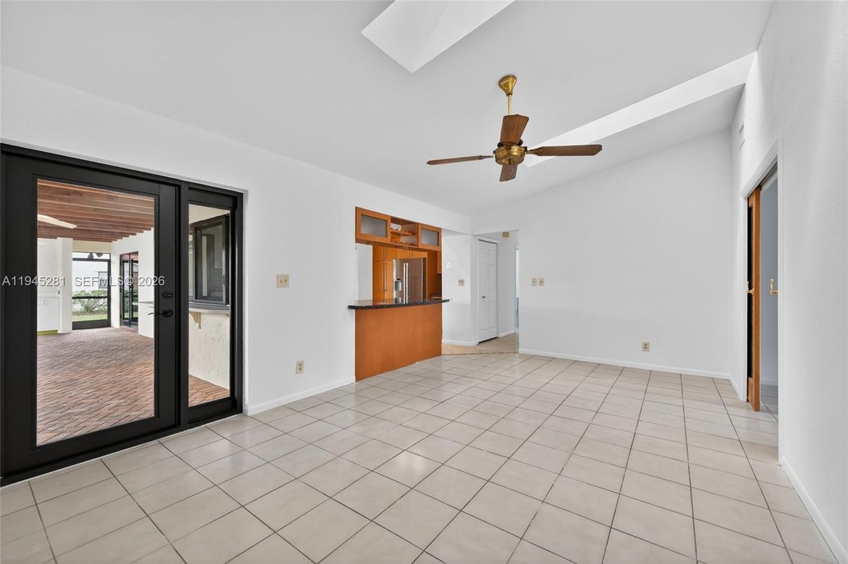 Empty room, Interior