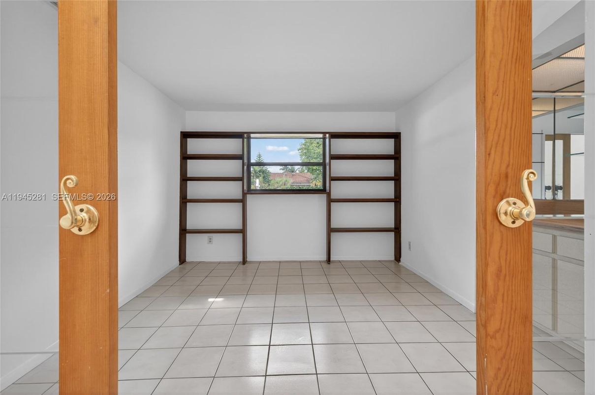 Empty room, Interior