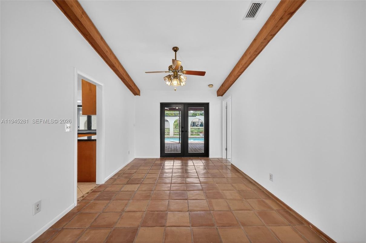 Empty room, Interior, Wooden Beams