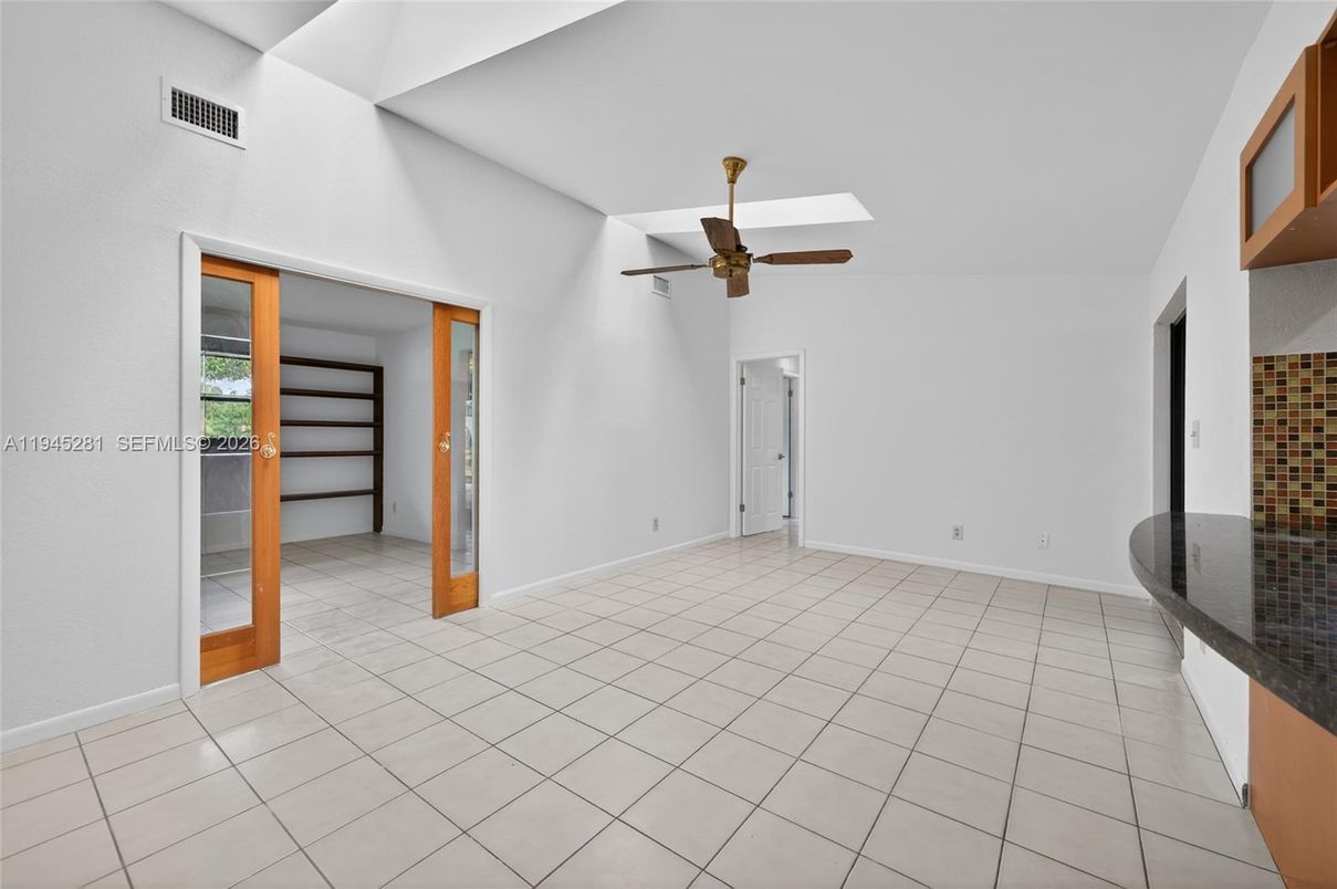 Empty room, Interior