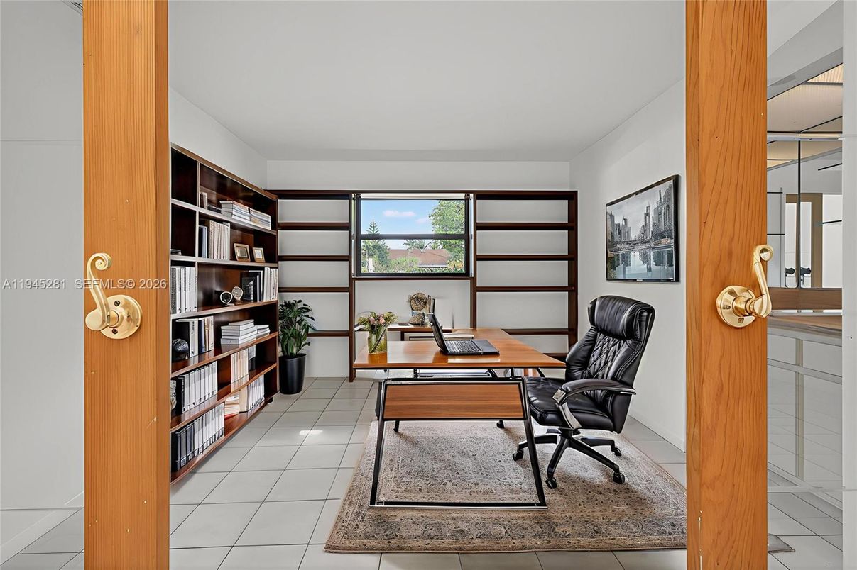 Home Office, Interior