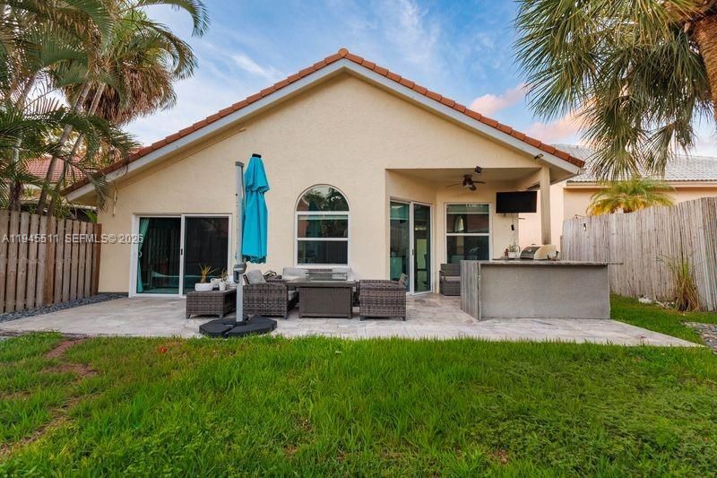 Backyard, Exterior, Outdoor Kitchen