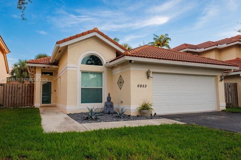 Attached, Exterior, Facade, Mediterranean