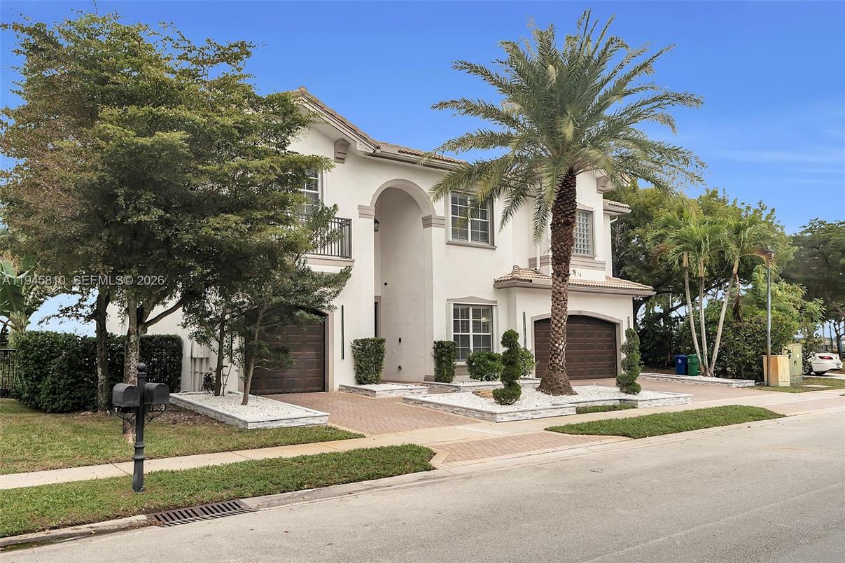 Attached, Exterior, Facade, Mediterranean