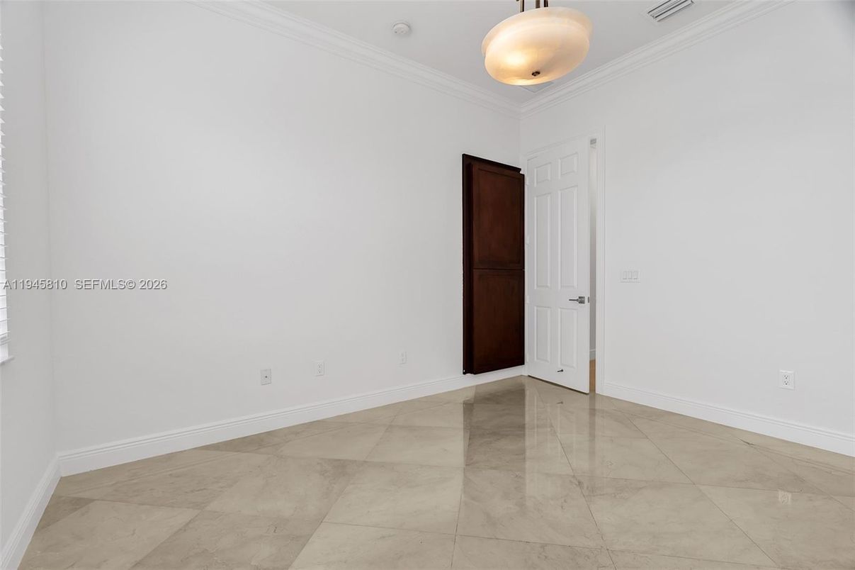 Empty room, Interior, Pendant Lights