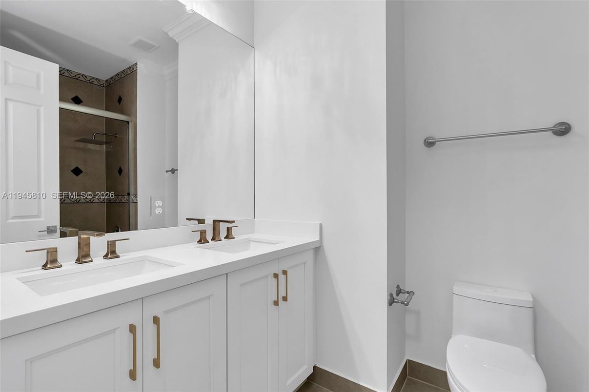 Bathroom, Dual Sink Vanities, Interior