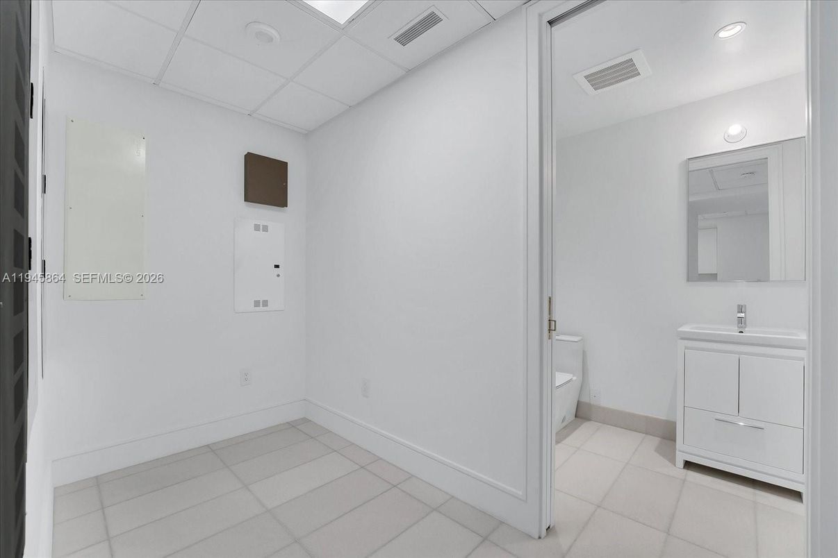 Bathroom, Interior, Recessed Lighting