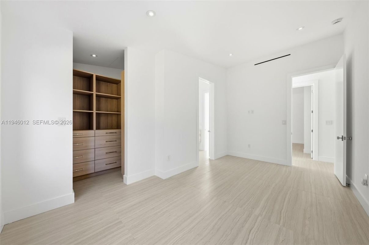 Empty room, Interior, Recessed Lighting