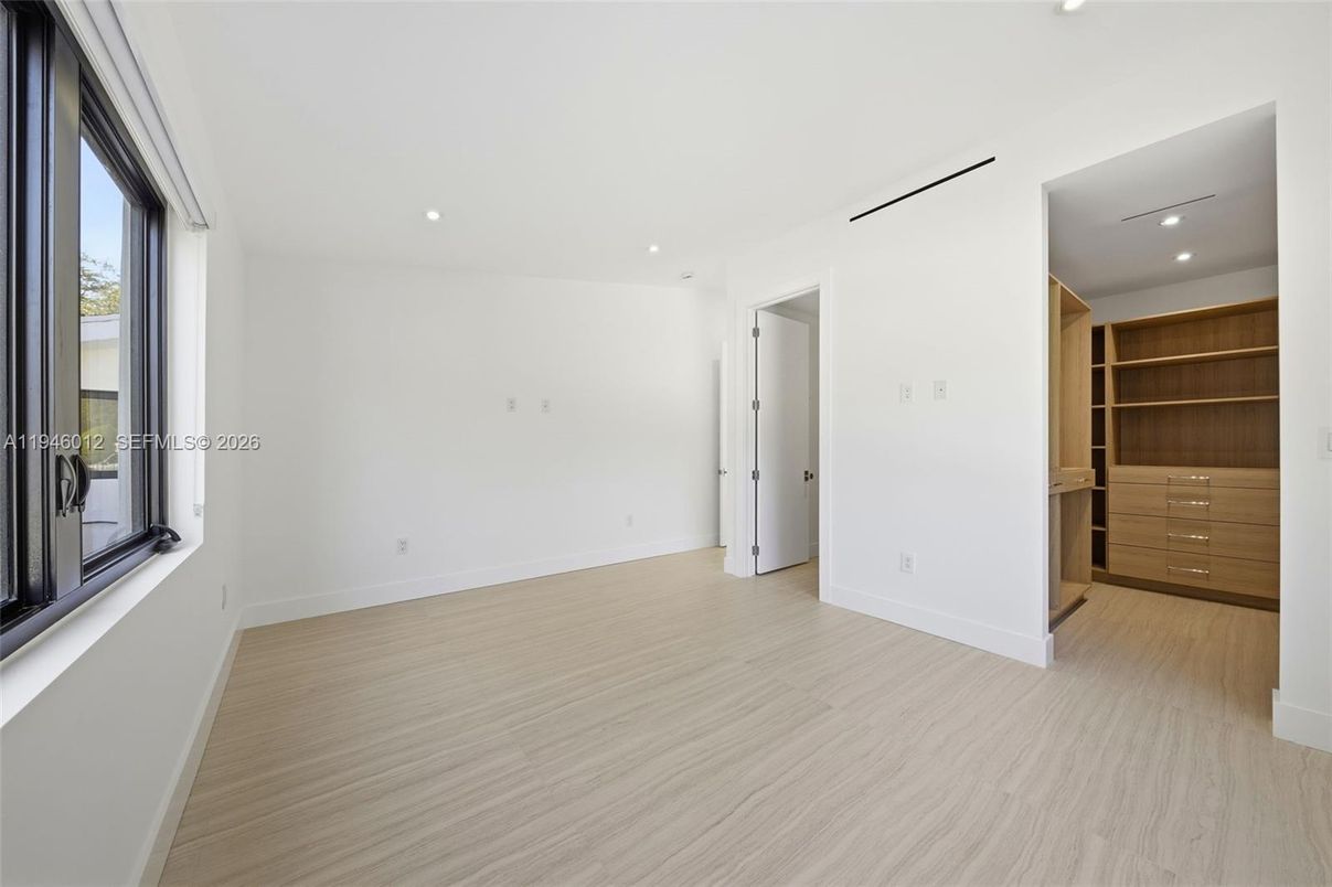 Empty room, Interior, Recessed Lighting