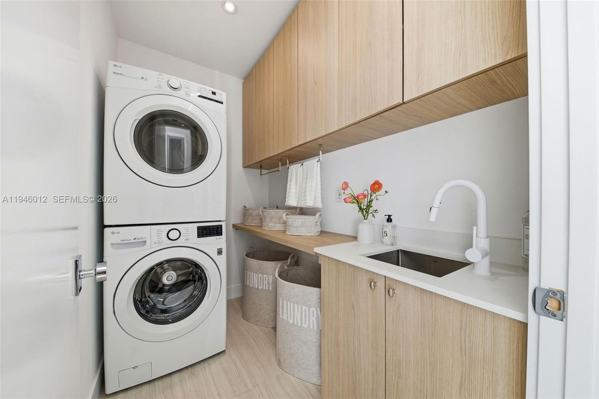 Interior, Utility Closets, Washer, Wood Texture Flooring