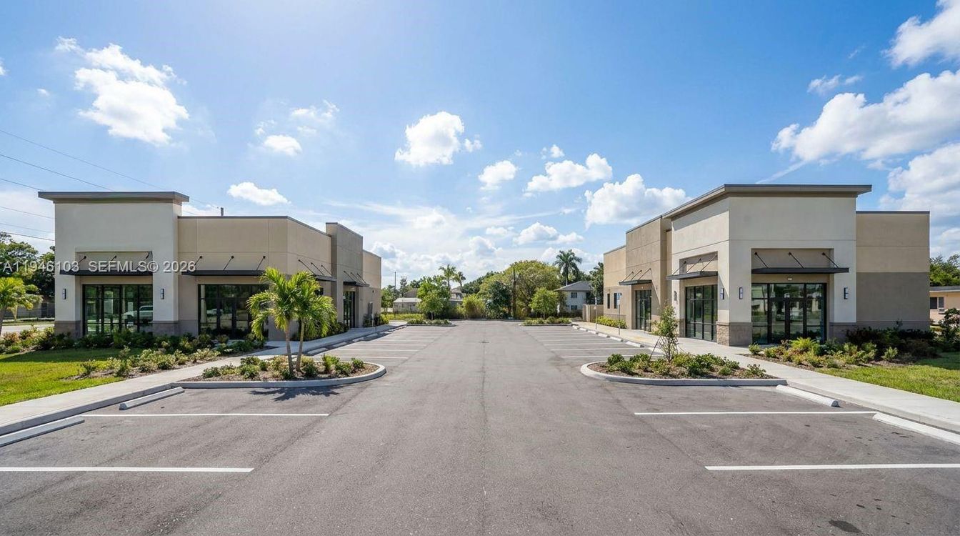 Exterior, Facade, Modern