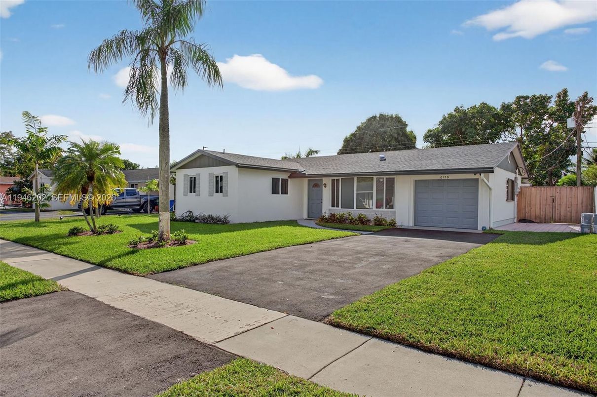 Attached, Exterior, Facade, Ranch