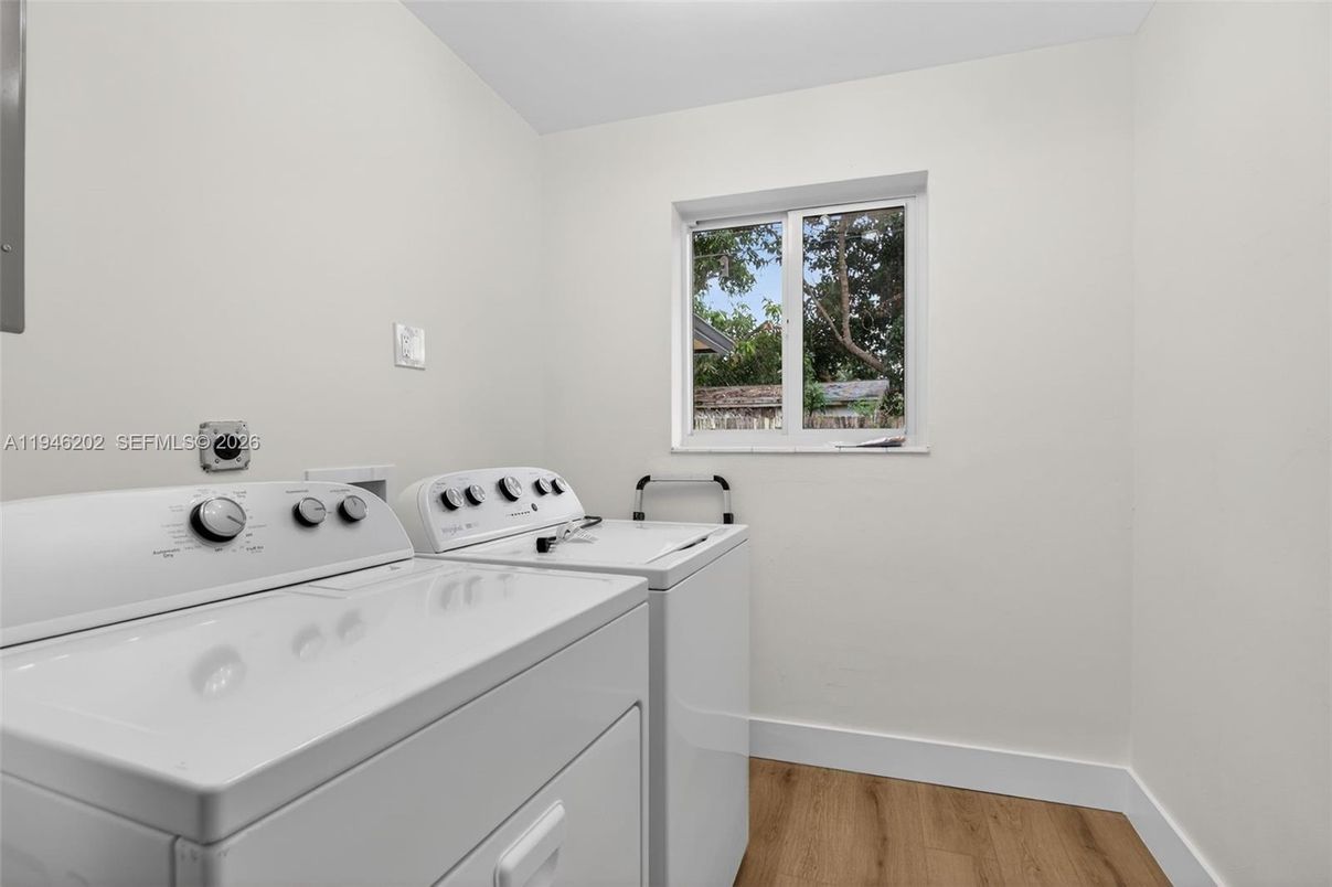 Interior, Washer, Wood Texture Flooring