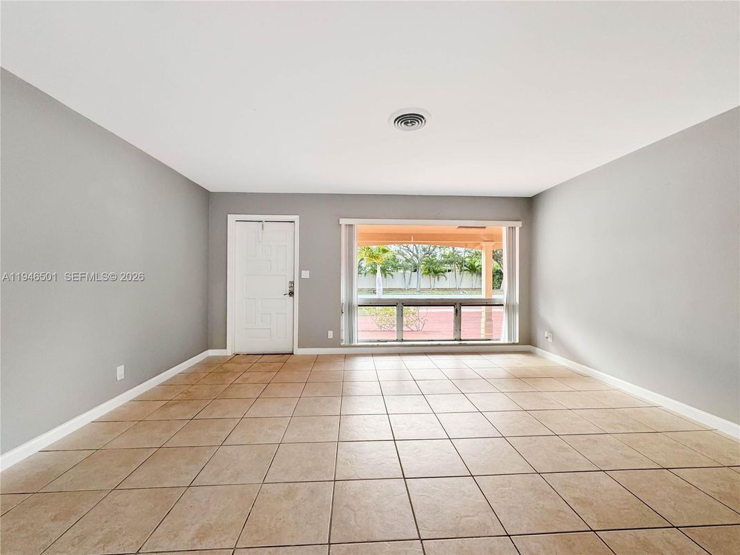 Empty room, Interior