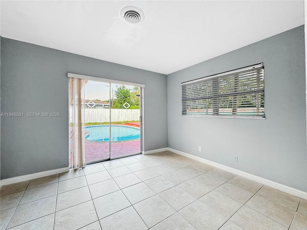 Empty room, Interior