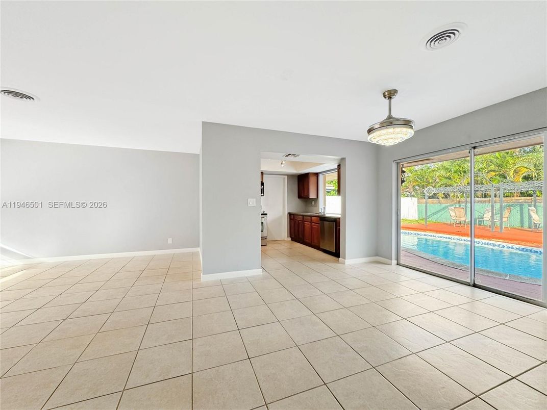 Empty room, Interior