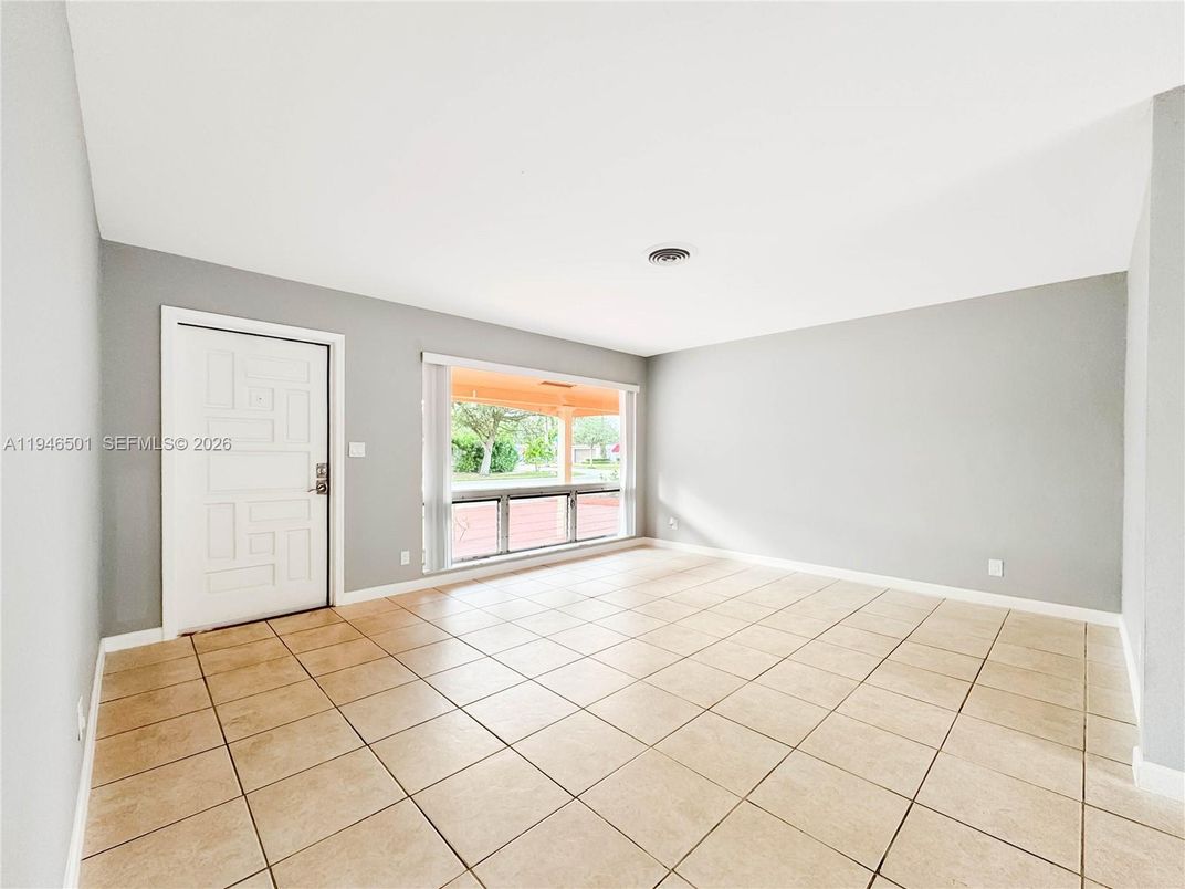 Empty room, Interior