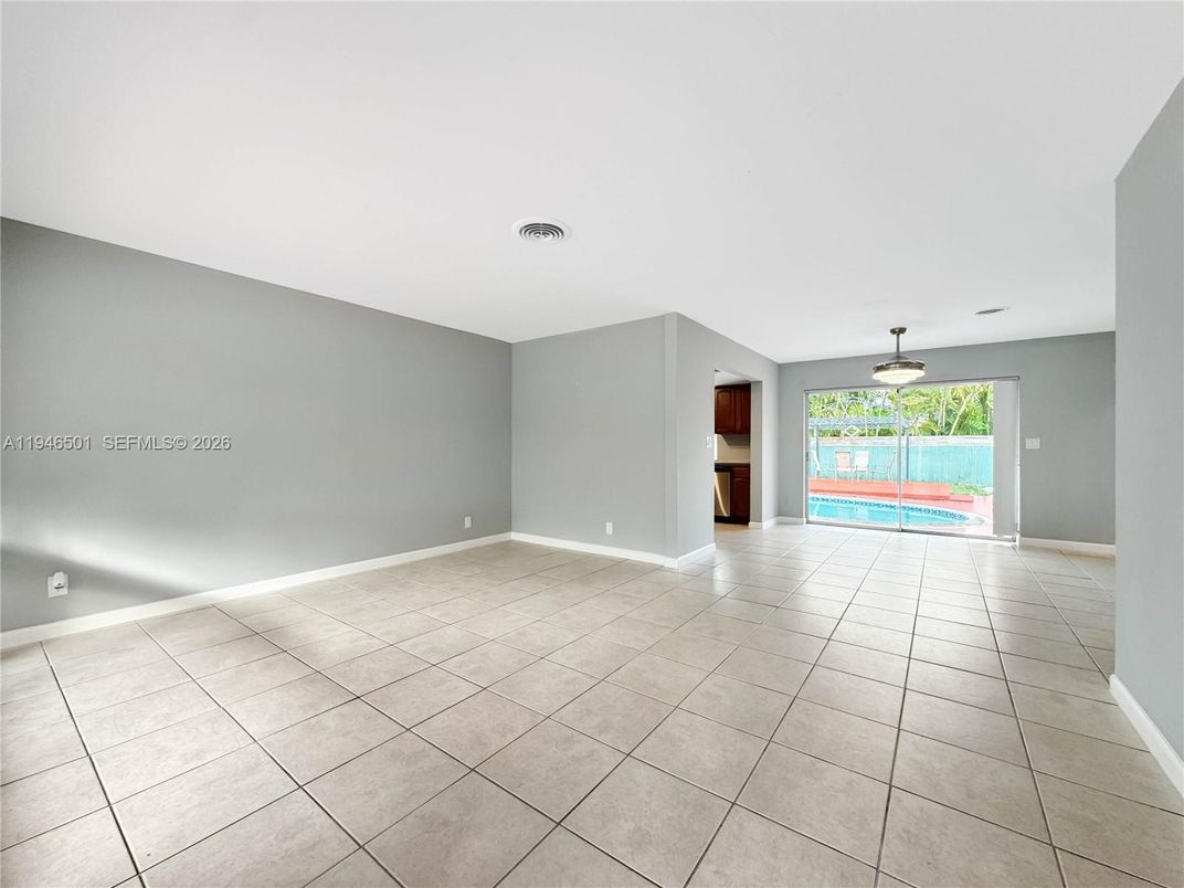 Empty room, Interior