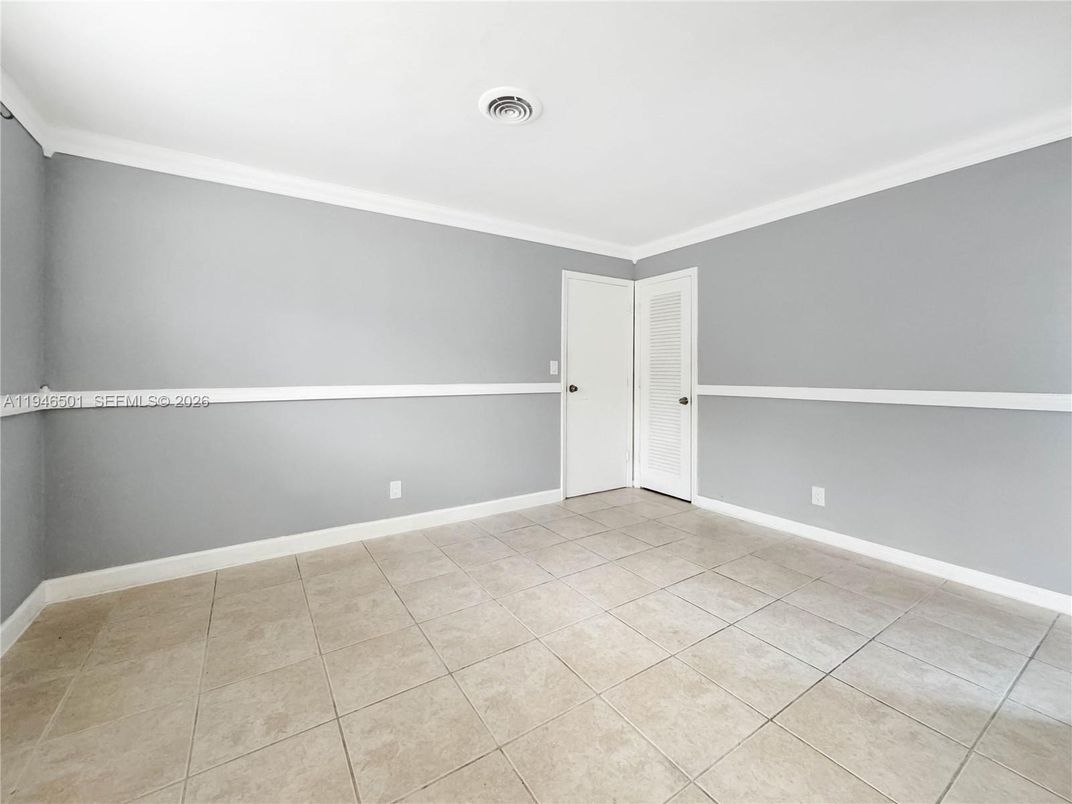 Empty room, Interior