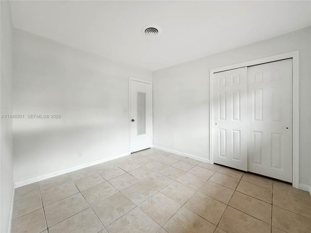 Empty room, Interior