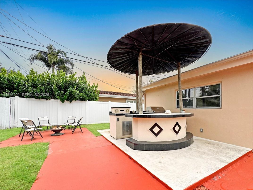 Exterior, Outdoor Kitchen