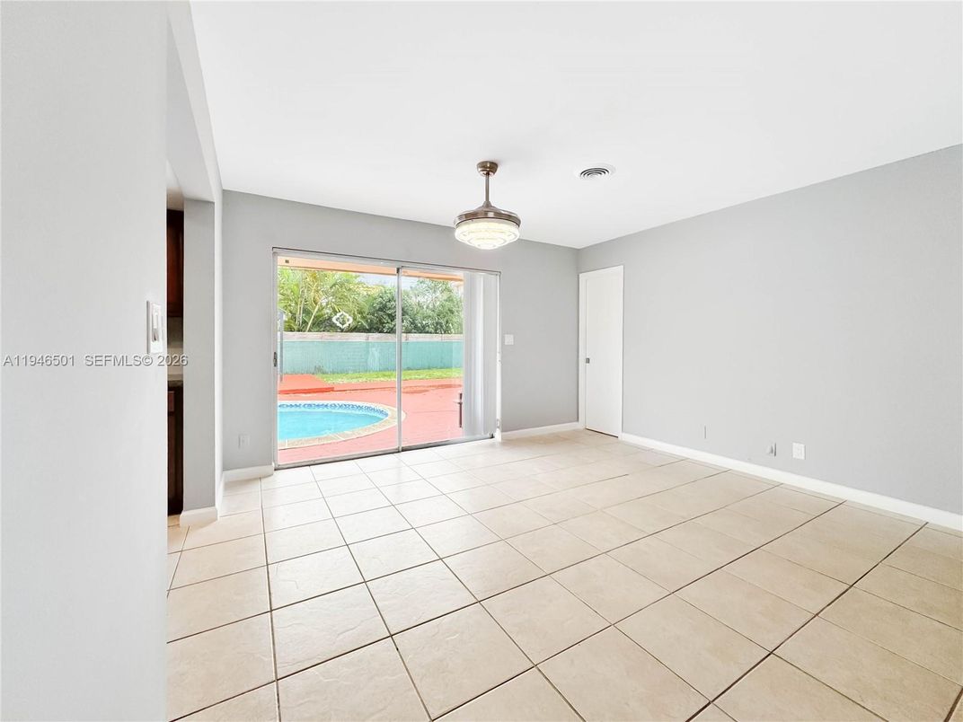 Empty room, Interior