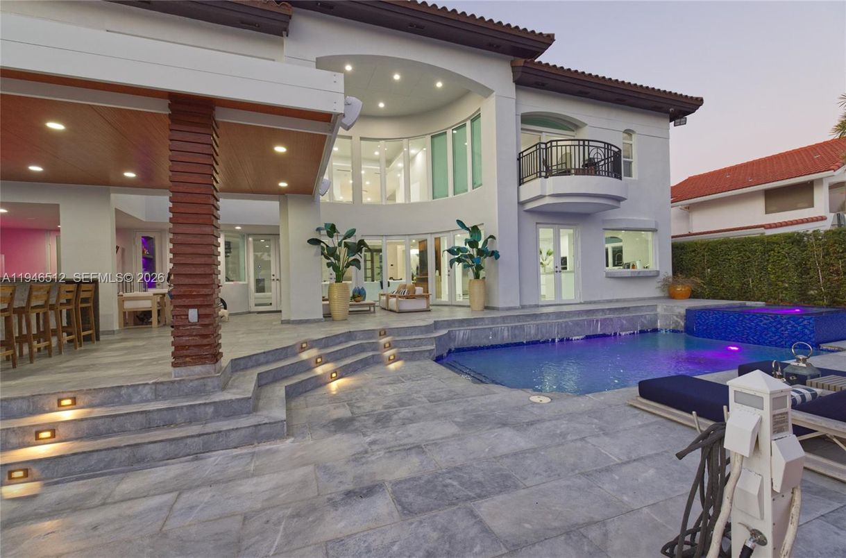 Exterior, Pool, Recessed Lighting