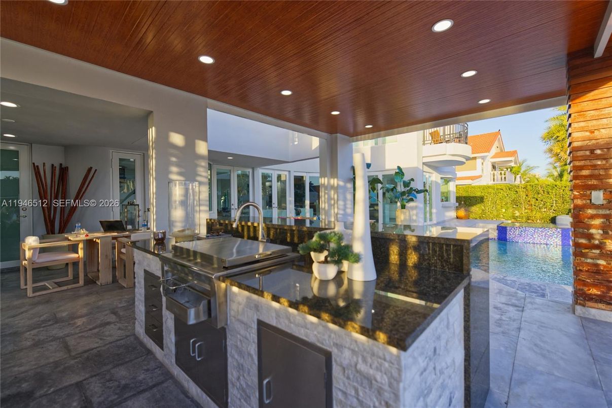 Exterior, Outdoor Kitchen, Pool