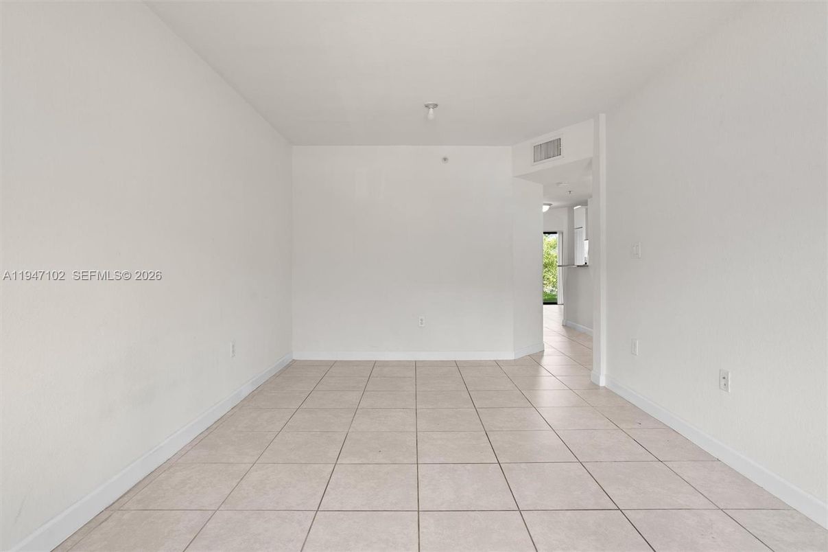 Empty room, Interior