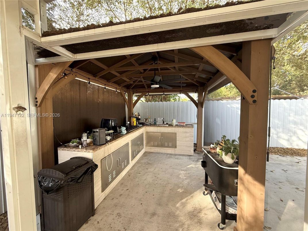 Exterior, Outdoor Kitchen