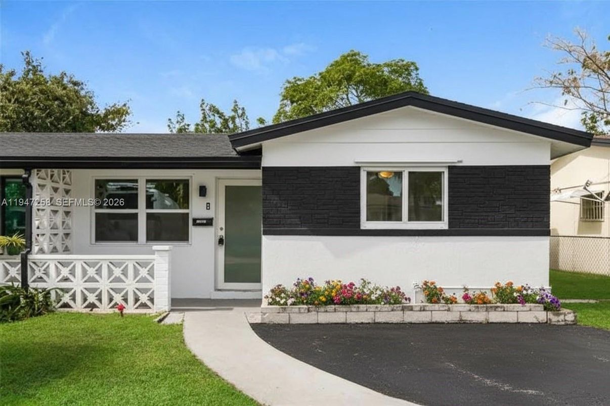 Exterior, Facade, Ranch