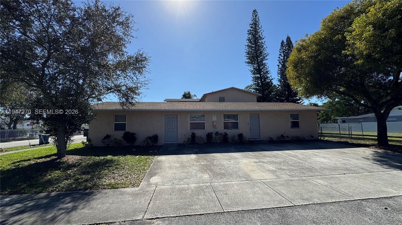 Exterior, Facade, Ranch