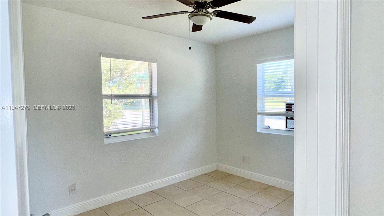 Empty room, Interior