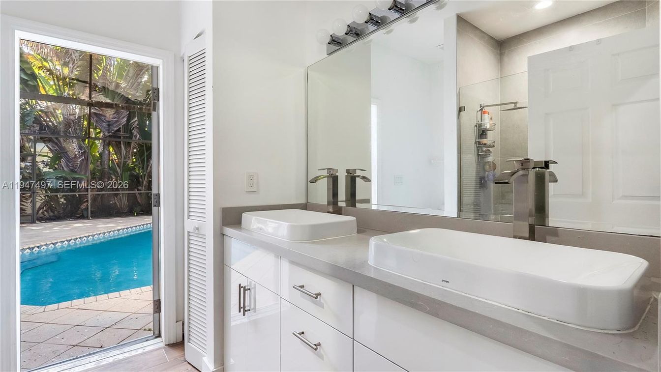 Bathroom, Dual Sink Vanities, Interior, Recessed Lighting