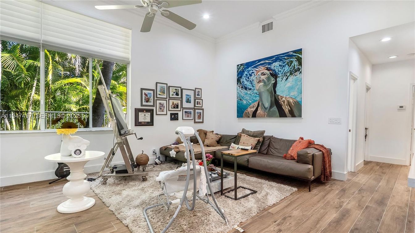 Fitness Equipment, Interior, Living room, Recessed Lighting, Wood Texture Flooring