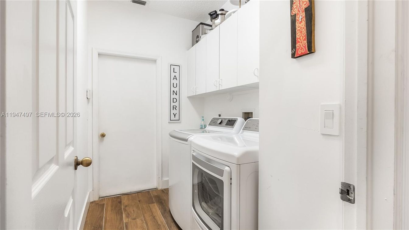 Interior, Washer, Wood Texture Flooring