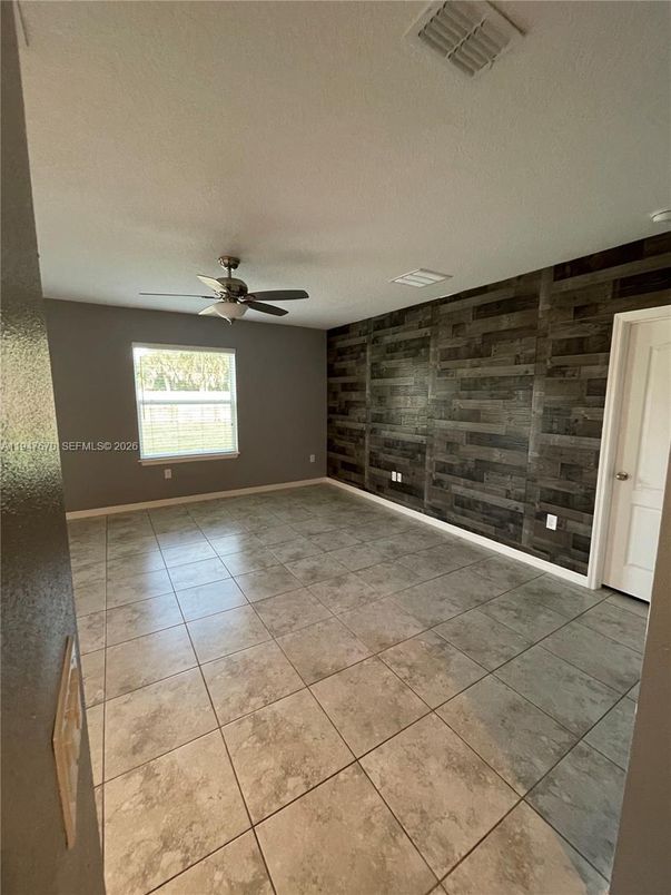 Empty room, Interior